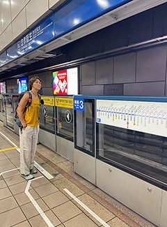 Esperando en MRT (metro).